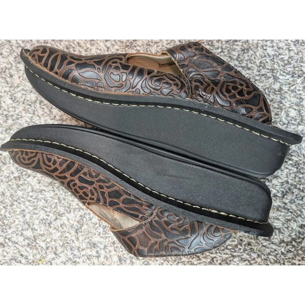 Alegria women embossed